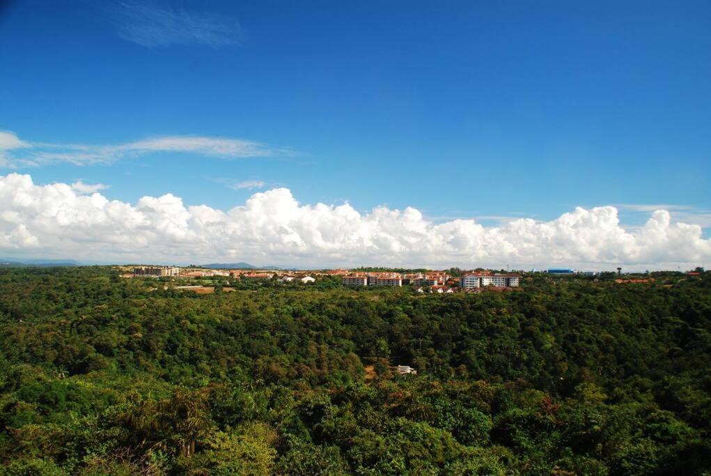 Lovely 2-bedroom Sea View Serviced Goa